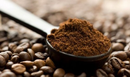 Café moído para atenuar estrias