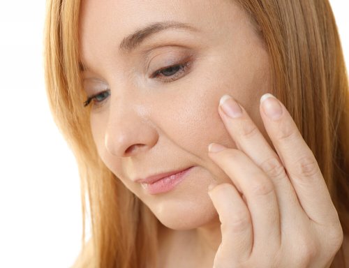 A cápsula de vitamina ajuda a rejuvenescer o rosto