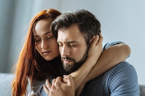 Casal abraçado