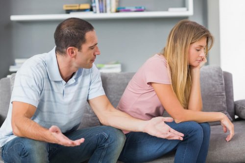 Parceiro controlador tentando convencer à mulher