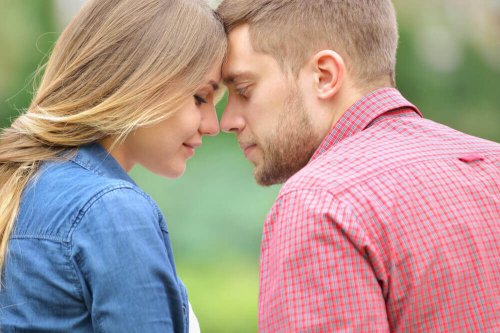 Casal com as testas unidas