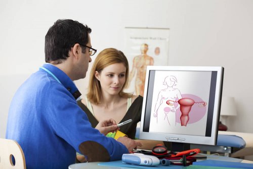 Mulher consultando sobre câncer de ovário