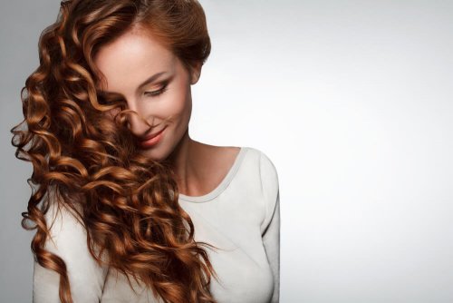 Mulher sem problemas de cabelo