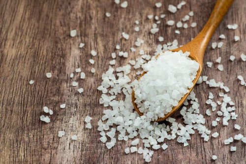 Evite consumir sal para reduzir as bolsas