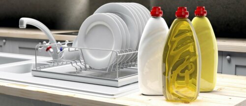 Com detergente líquido para lavar louça