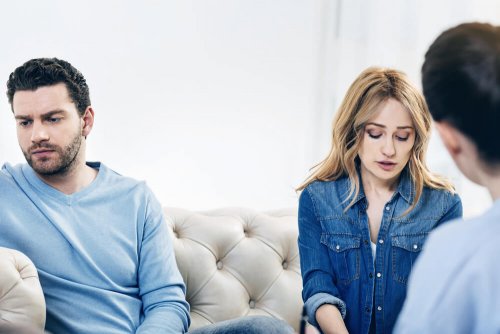 Casal em terapia discutindo sobre acabar o relacionamento