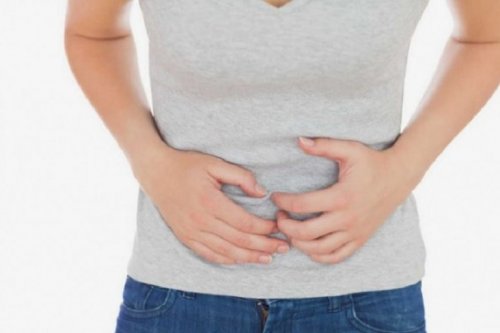 Digestão pesada, mulher com as mãos na barriga
