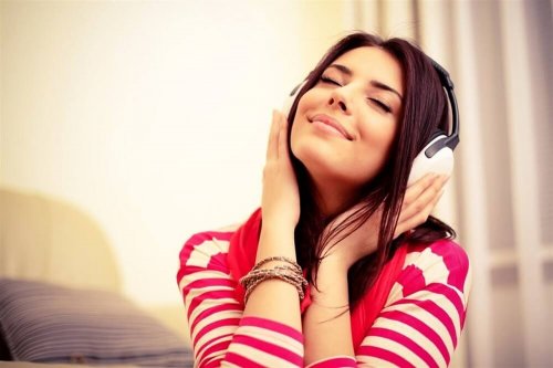 Mulher ouvindo música
