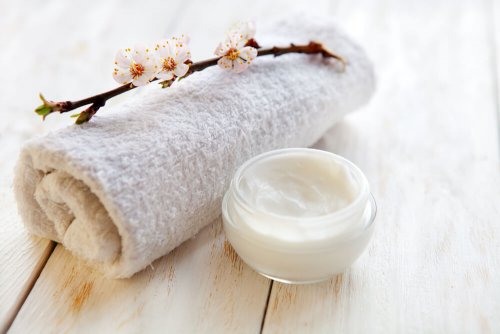 Esfoliante corporal em forma dce creme
