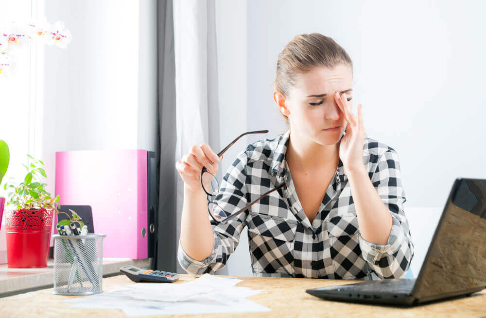 Mulher estressada no computador