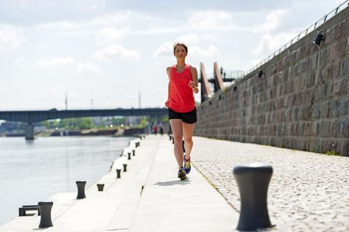 Mulher praticando exercício que não hipertrofia os músculos