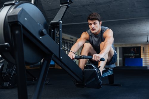 Homem praticando exercício que não hipertrofia os músculos