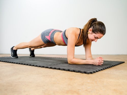 Moça praticando exercício para aliviar a dor nas costas