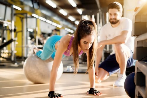 Mulher fazendo exercícios com bola