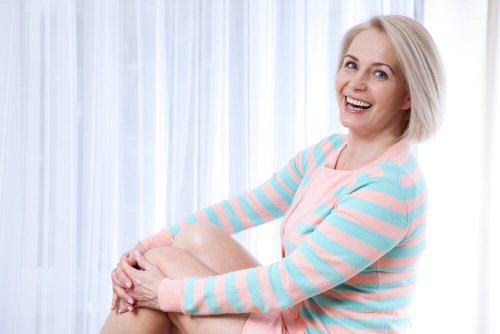 Mulher feliz e saudável durante a menopausa