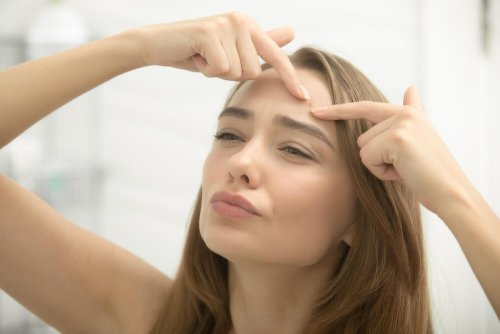 Mulher espremendo espinha