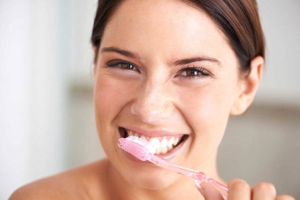 Mulher escovando os dentes