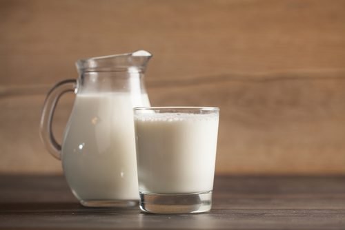 Copo e jarra de leite