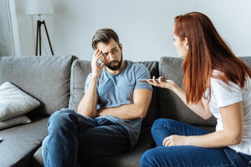 Homem conversando com parceira controladora
