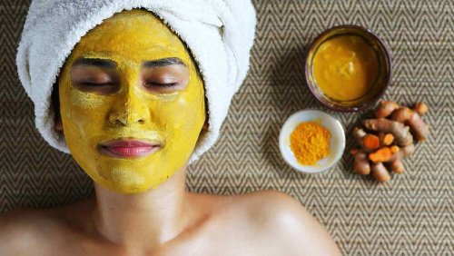 Máscara de açafrão e iogurte natural contra pelos no rosto
