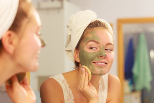 Mulher tirando máscara facial