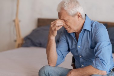 Homem triste se lembrando de memórias dolorosas
