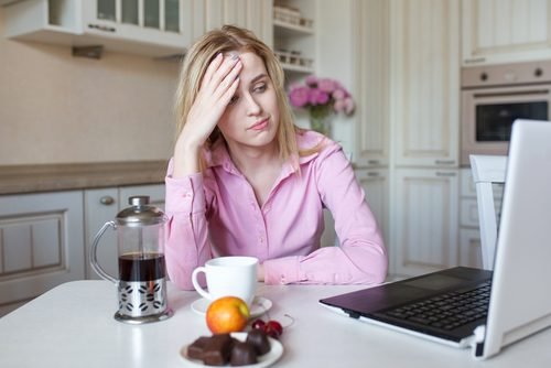 O café e os aparelhos eletrônicos não ajudam a dormir bem