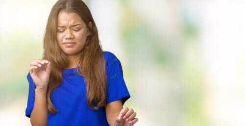 O gosto ruim na boca também é um sintoma comum da inflamação do fígado