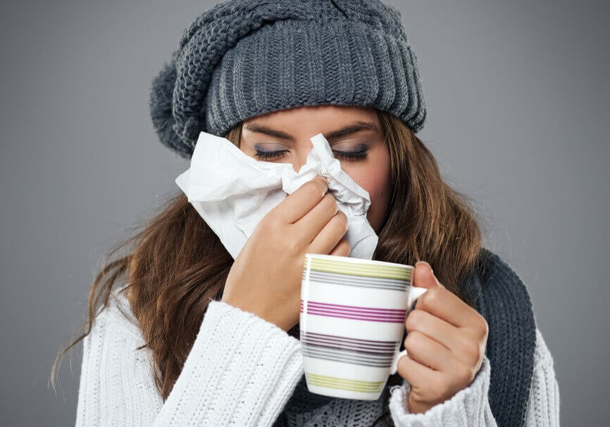 Mulher com gripe, resfriada