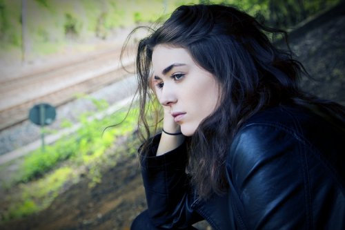 Mulher com depressão olhando pela janela