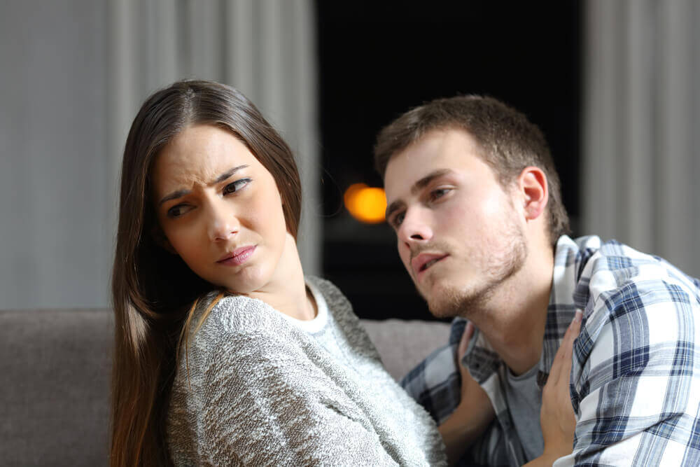 Casal discutindo