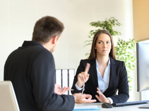 Mulher no escritório dizendo não a um homem