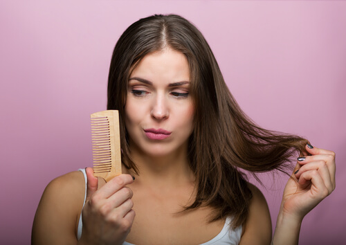 Mulher penteando os cabelos