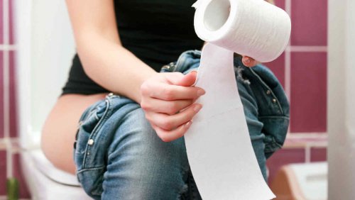 Mulher fazendo suas necessidades