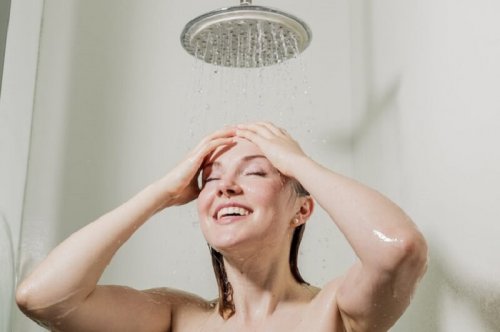 Mulher tomando banho