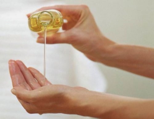 Óleo de amêndoas para clarear as mãos