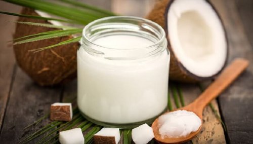 Óleo de coco é um remédio natural para tratar a sudoração excessiva