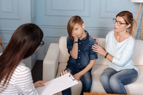 Criança fazendo terapia contando sobre relacionamento com pessoas difíceis de lidar