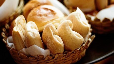 Deve evitar no café da manhã incluir padaria industrial