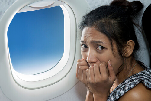 Mulher com ataque de pânico dentro de avião
