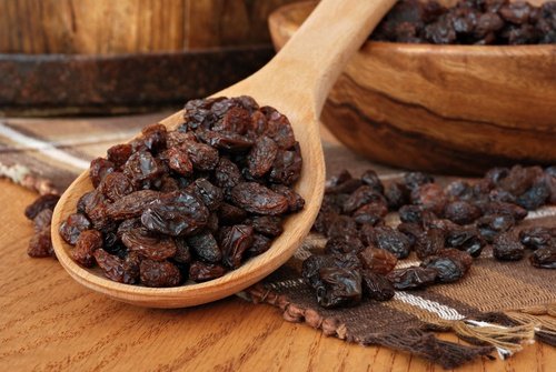 Comer passas de uva ajuda ir ao banheiro
