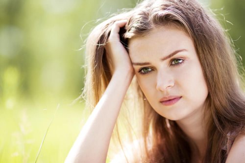 Mulher preocupada mantendo pensamentos negativos