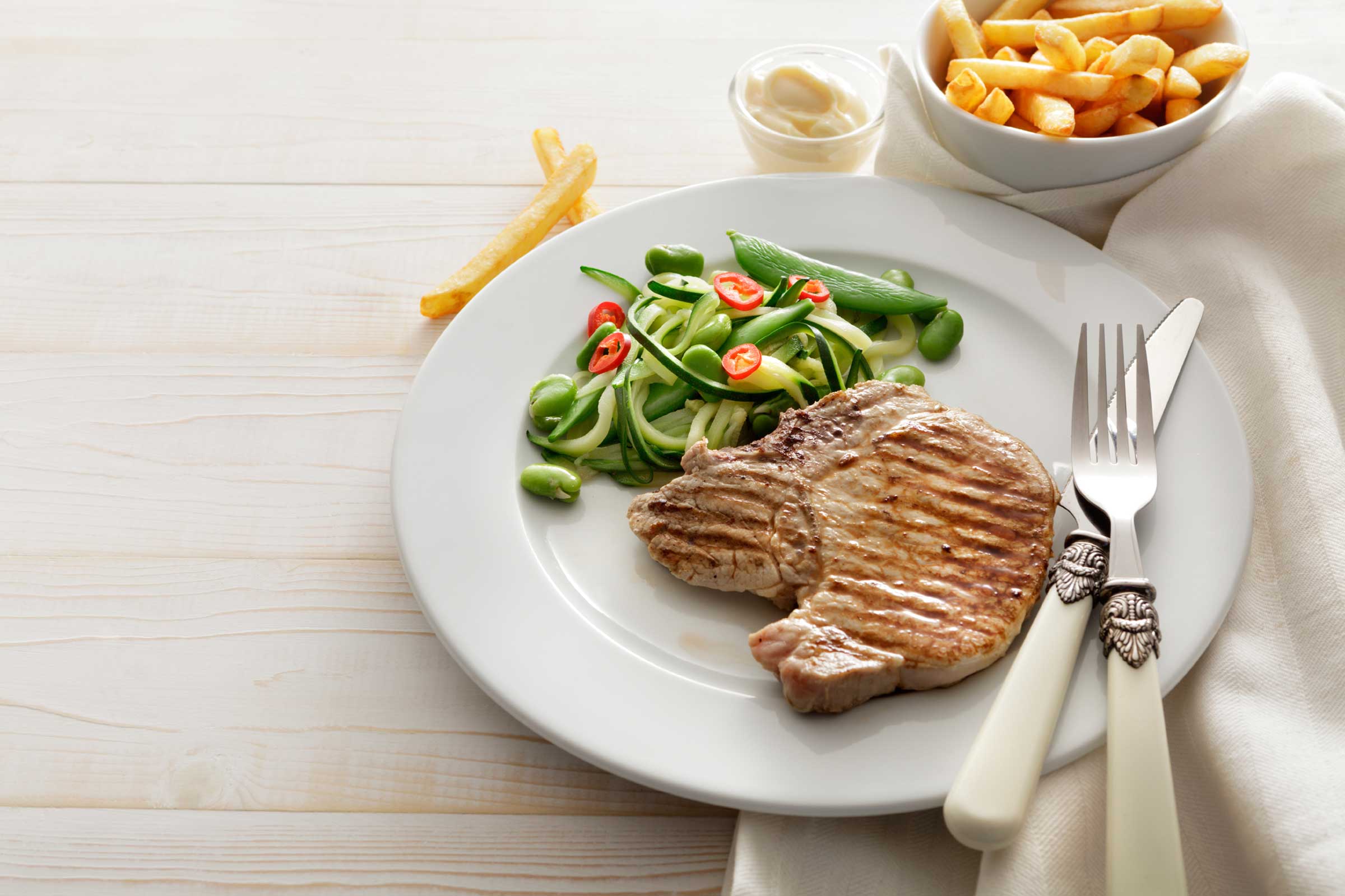 Carne com salada e batata frita