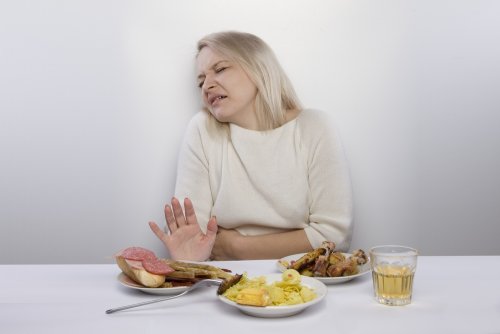 Mulher com gastroenterite que não quer comer