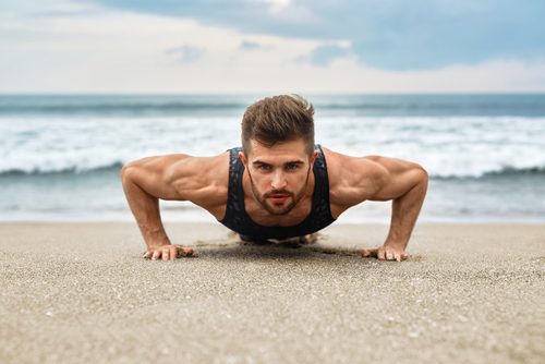 Homem praticando exercício que hipertrofia os músculos