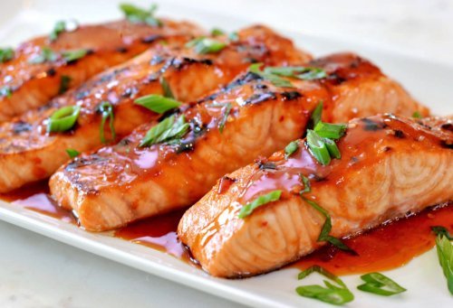Salmão com molho de tomate