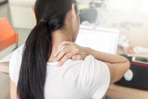 As costas podem doer pela má postura