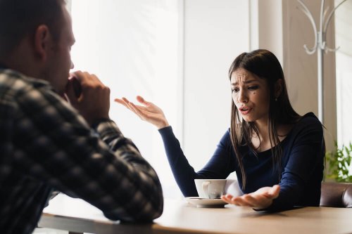Mulher discutindo com homem que não é para ela