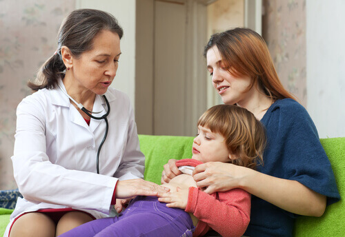 Médico examinando presença de parasitas intestinais em criança