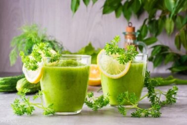 Como preparar um smoothie de abacaxi e aipo para perder peso